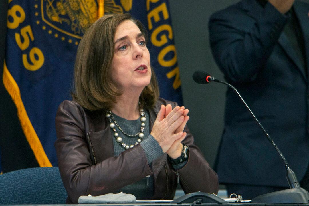 Oregon Governor Invokes Emergency Act Due to Wildfire, Residents Told to Evacuate