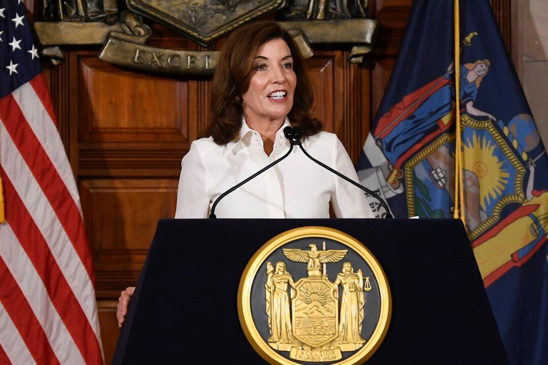 Foreigners May Replace Unvaccinated Health Care Workers in New York State: Governor