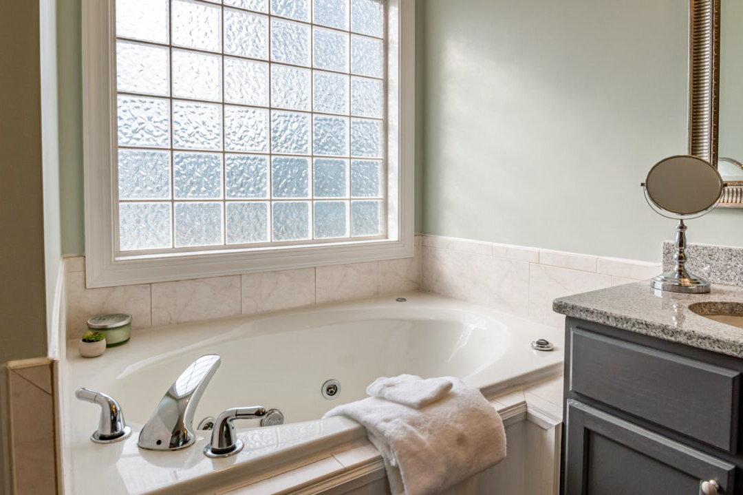 3 Ways to Clean a Bathtub That Are Easy on the Back and Knees