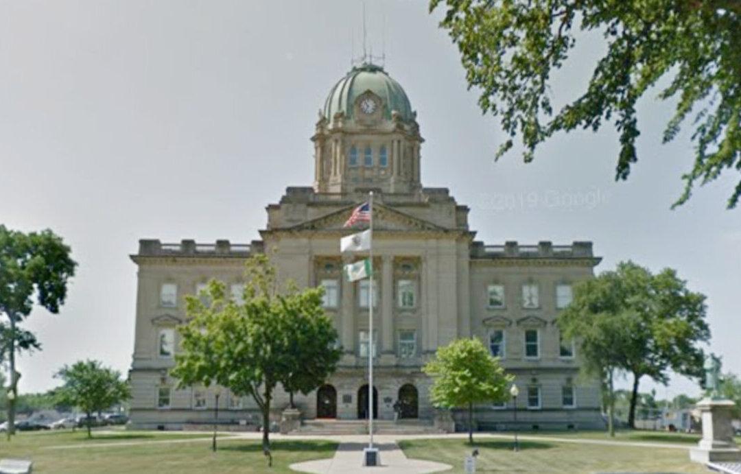 2 Dead, 1 Hurt in Shooting Near Illinois Courthouse; Suspects in Custody