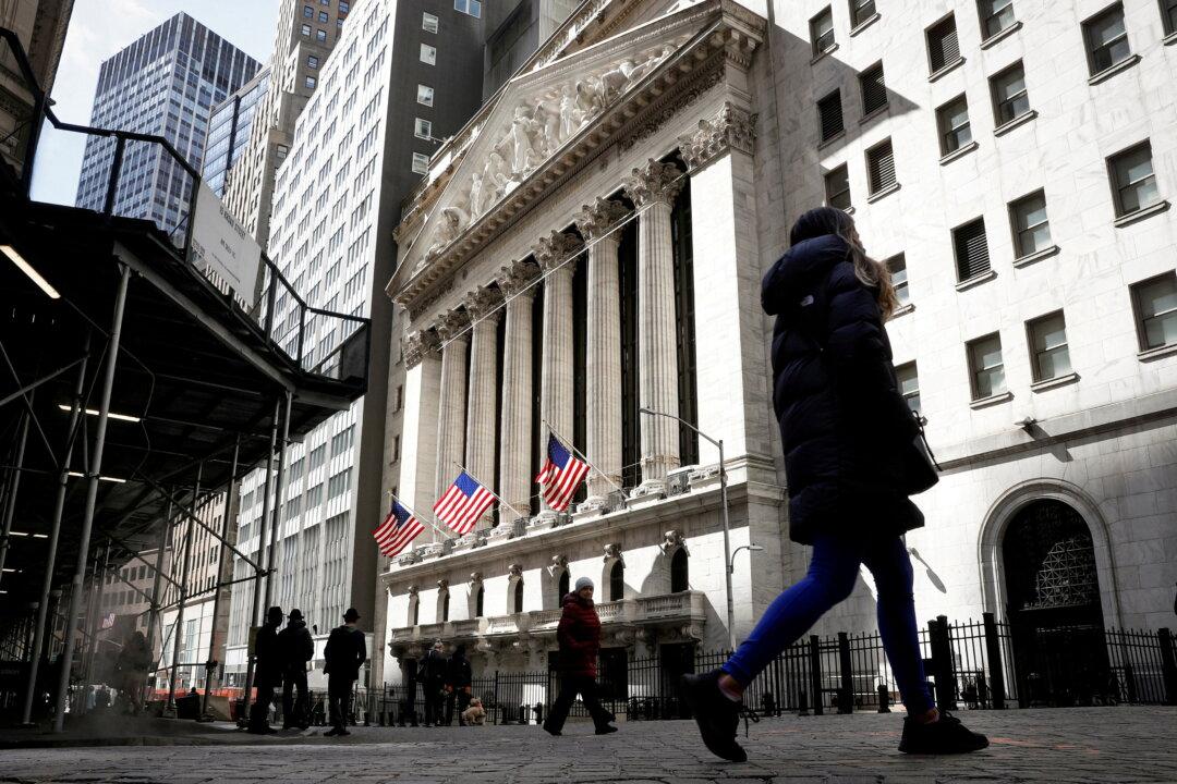 Stock Futures Up, European Equities Down, Dollar Near Lows Ahead of Key Jobs Report