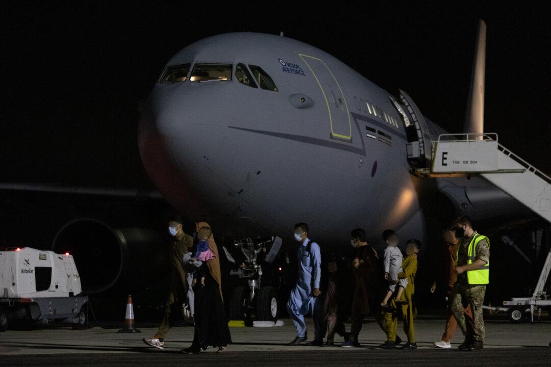 UK Enters Final Stages of Afghan Evacuation, Shuts Processing Site