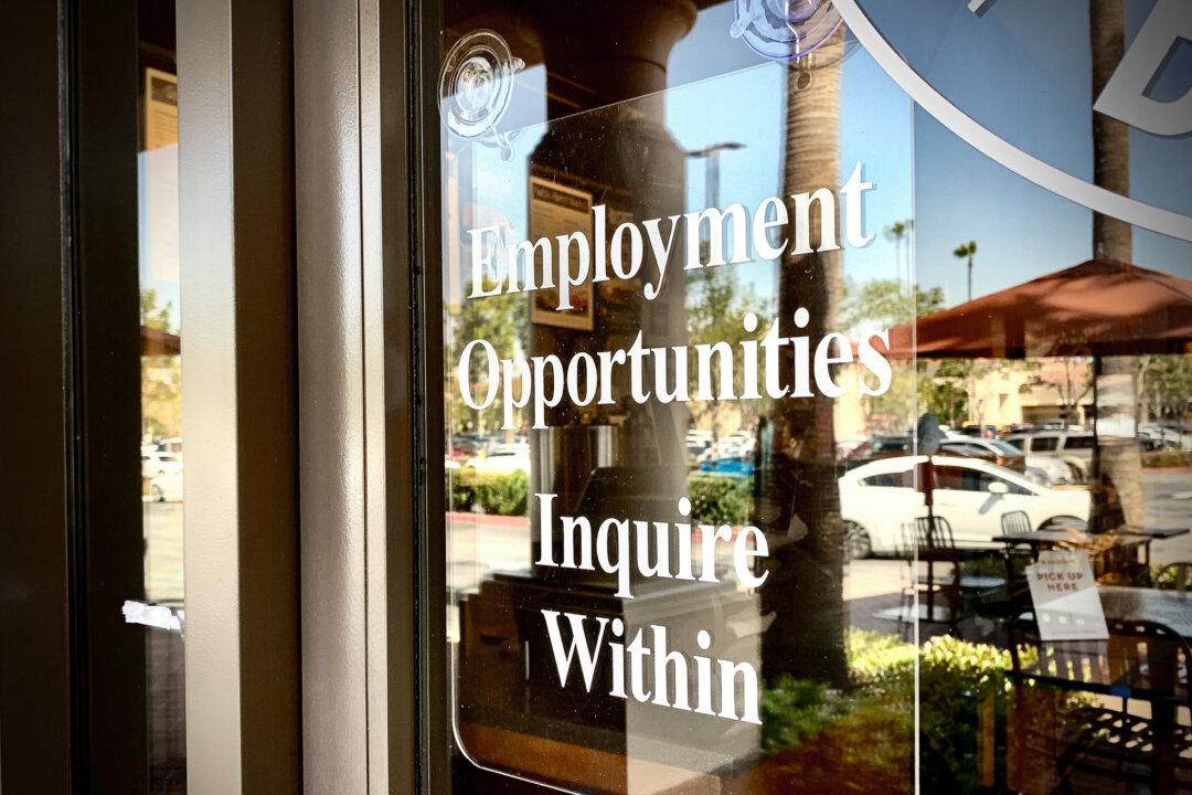 US Private Sector Employment Falls by 301,000 Jobs: ADP