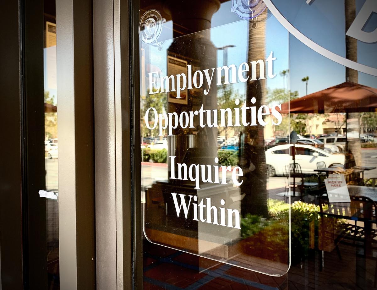 US Private Sector Employment Falls by 301,000 Jobs: ADP