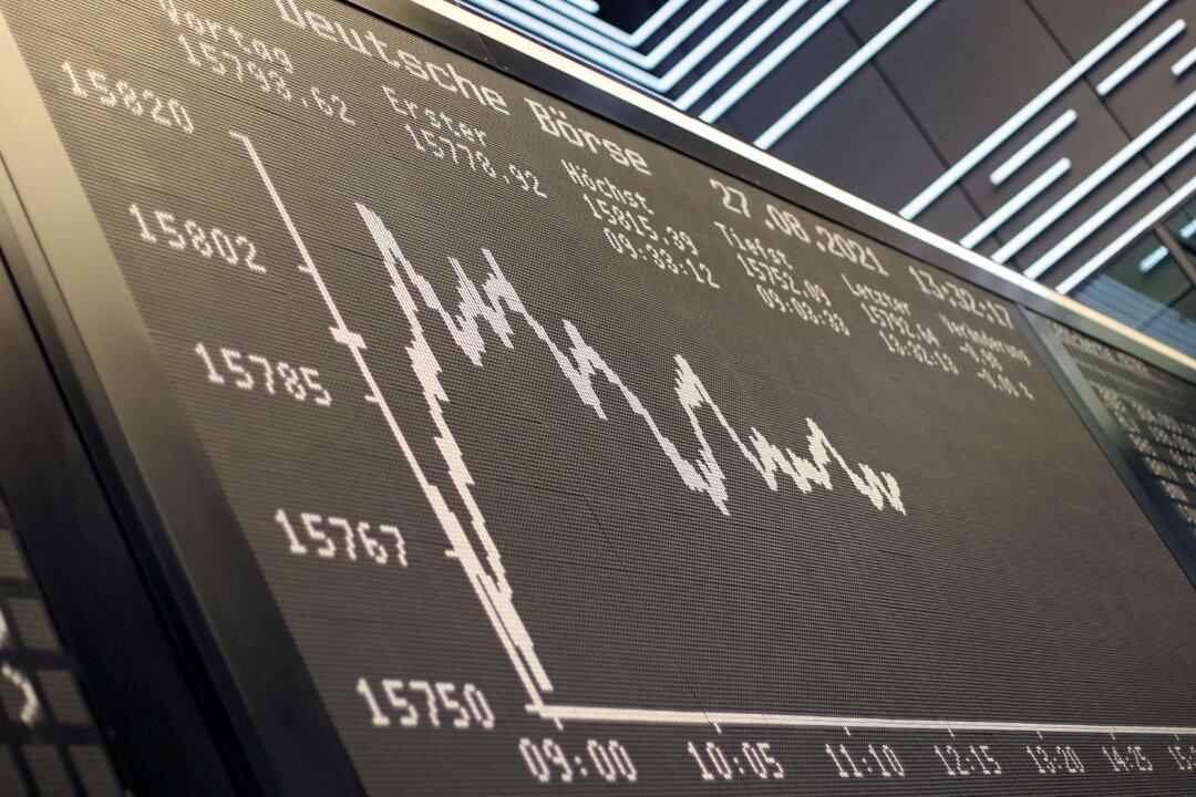 Global Shares Climb Despite Weaker Economic Data From Asia