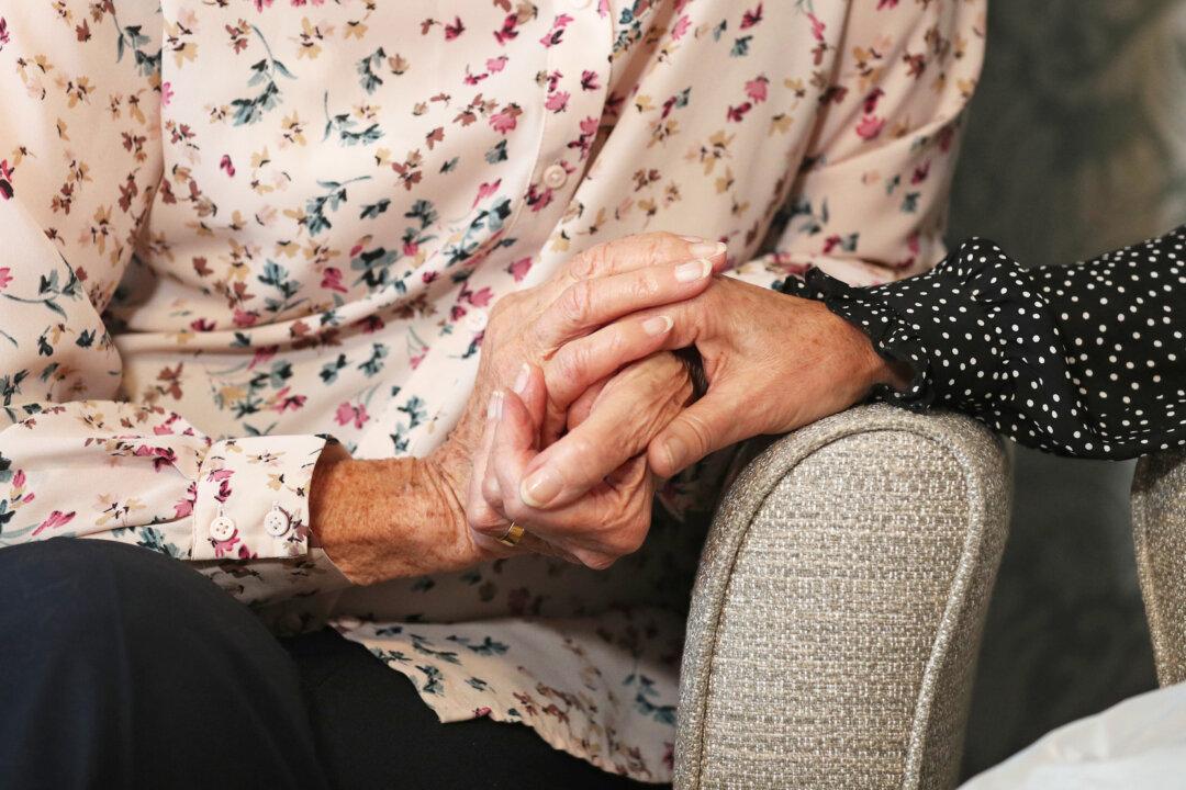 COVID Vaccine Mandate in English Care Homes Linked to Major Staff Reductions: Report