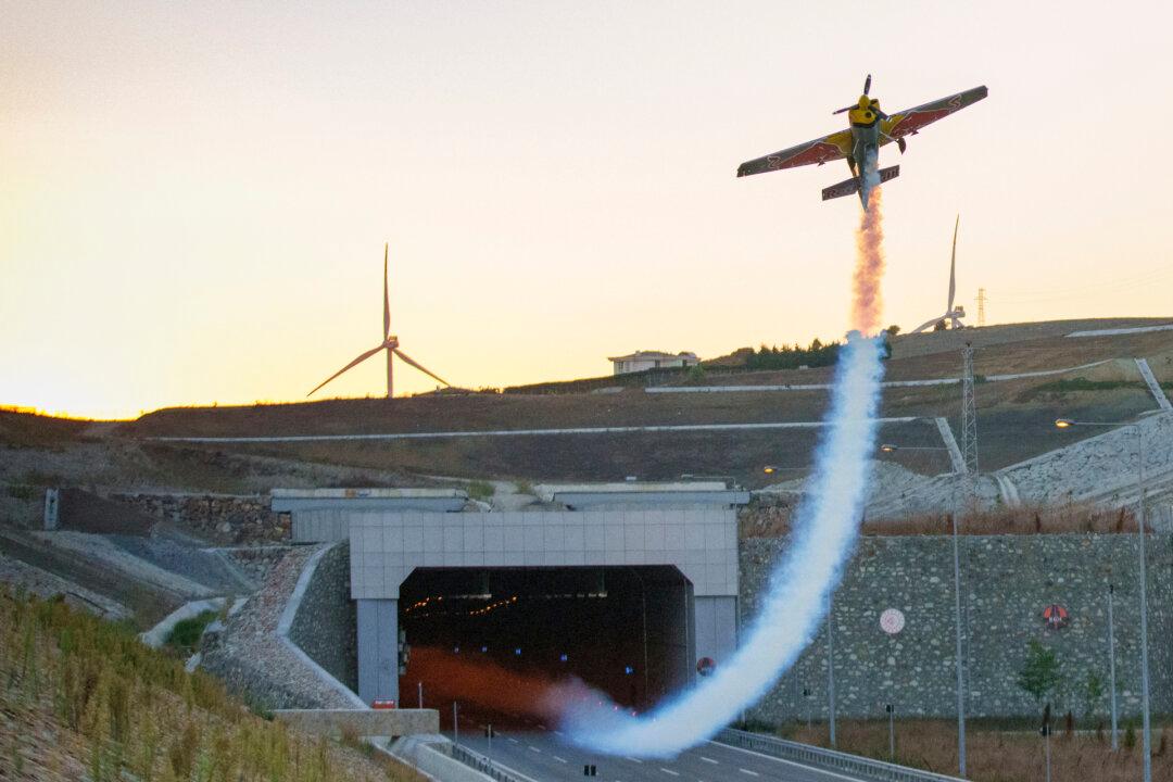 World First: Airplane Flies Through Tunnel at 152 MPH, Sets World Records