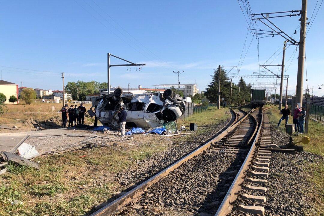 Collision Between Train, Minibus Leaves 6 Dead in Turkey