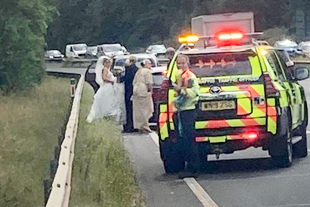 Bride’s Car Breaks Down on Highway on Way to Wedding—But Police Come to Rescue, Save the Day
