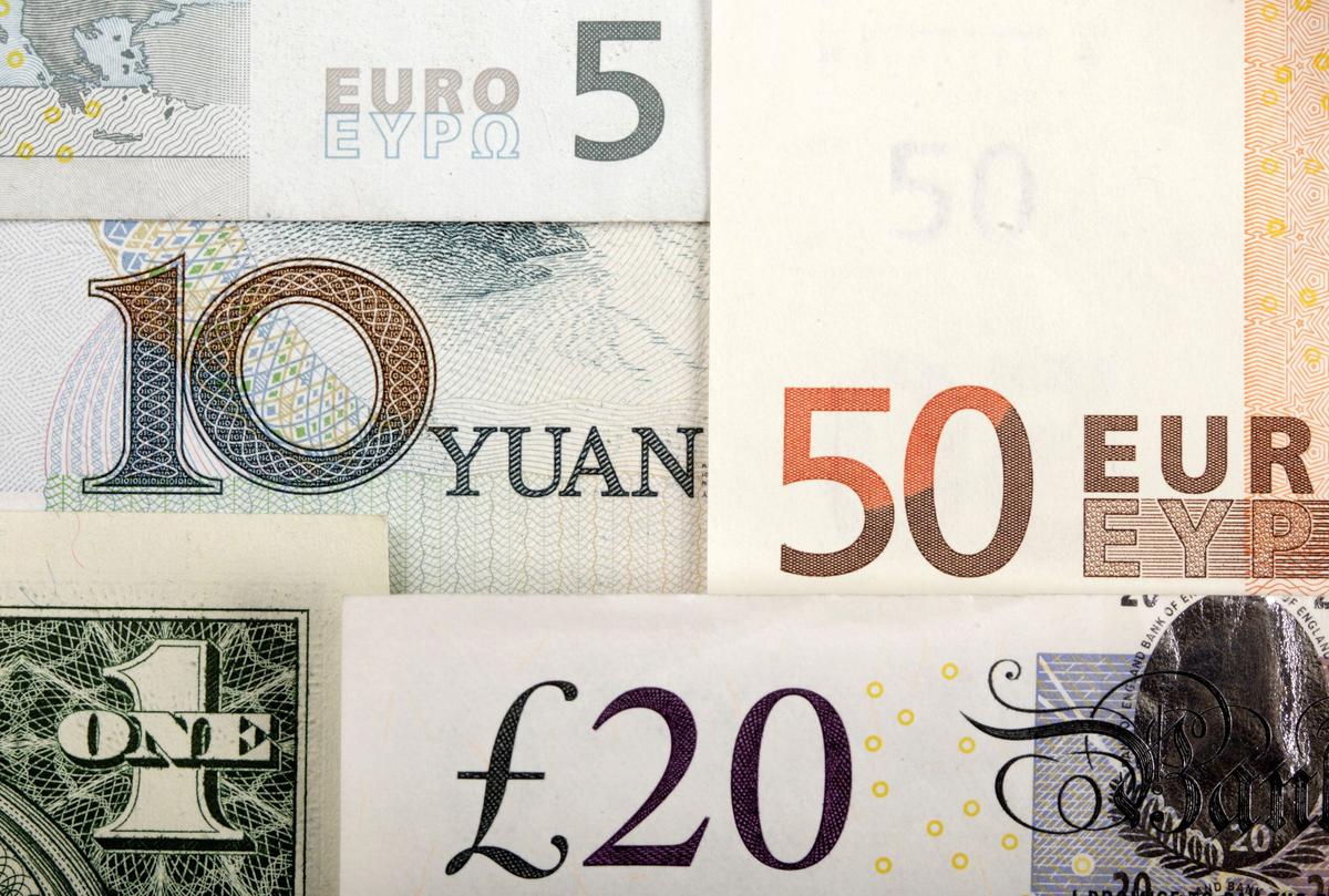 Sterling Volatile as PM Defends Plan, Euro Drops With Inflation Data in Focus
