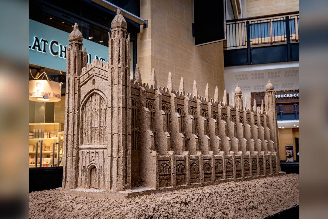 Photos: Intricate Sand Model of the 575-Year-Old King’s College Chapel in Cambridge