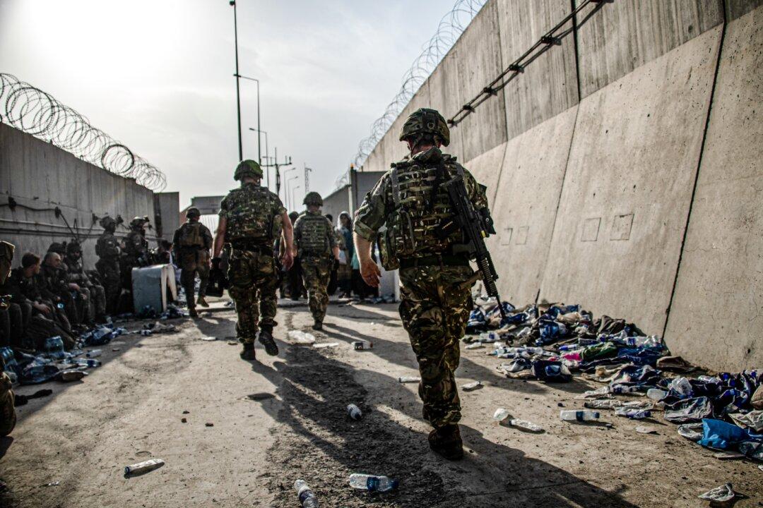 British Soldier Speaks of Desperate Scenes at Afghan Airport as Civilians Tried to Flee