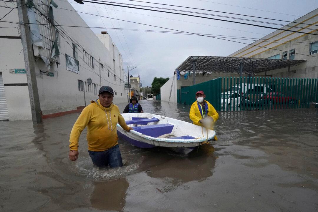 16 Die as Floods Swamp Public Hospital in Central Mexico