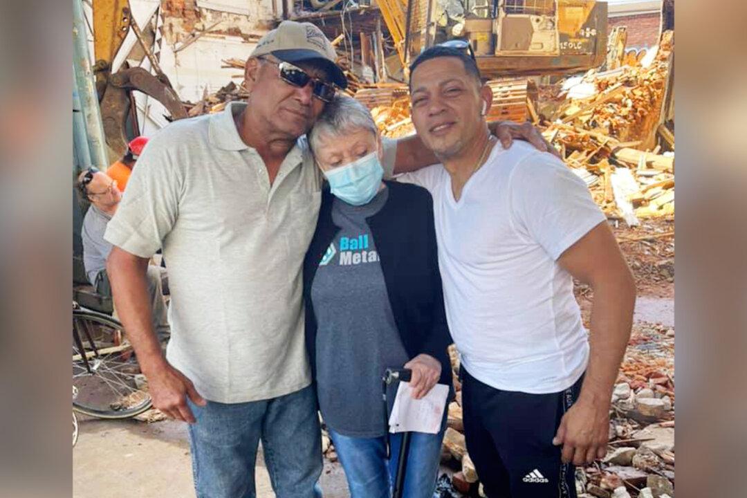 Good Samaritan Sees Building Collapse, Climbs Into Rubble to Pull Elderly Couple out Alive