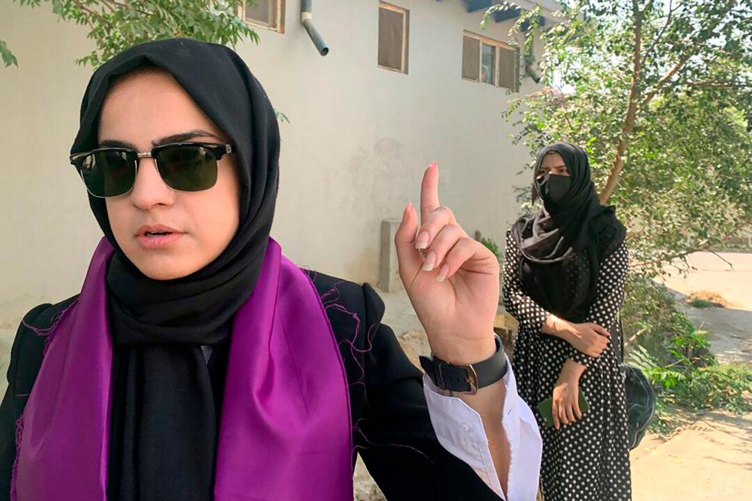 Taliban Orders Kabul Government Female Employees to Leave Workforce, Stay at Home