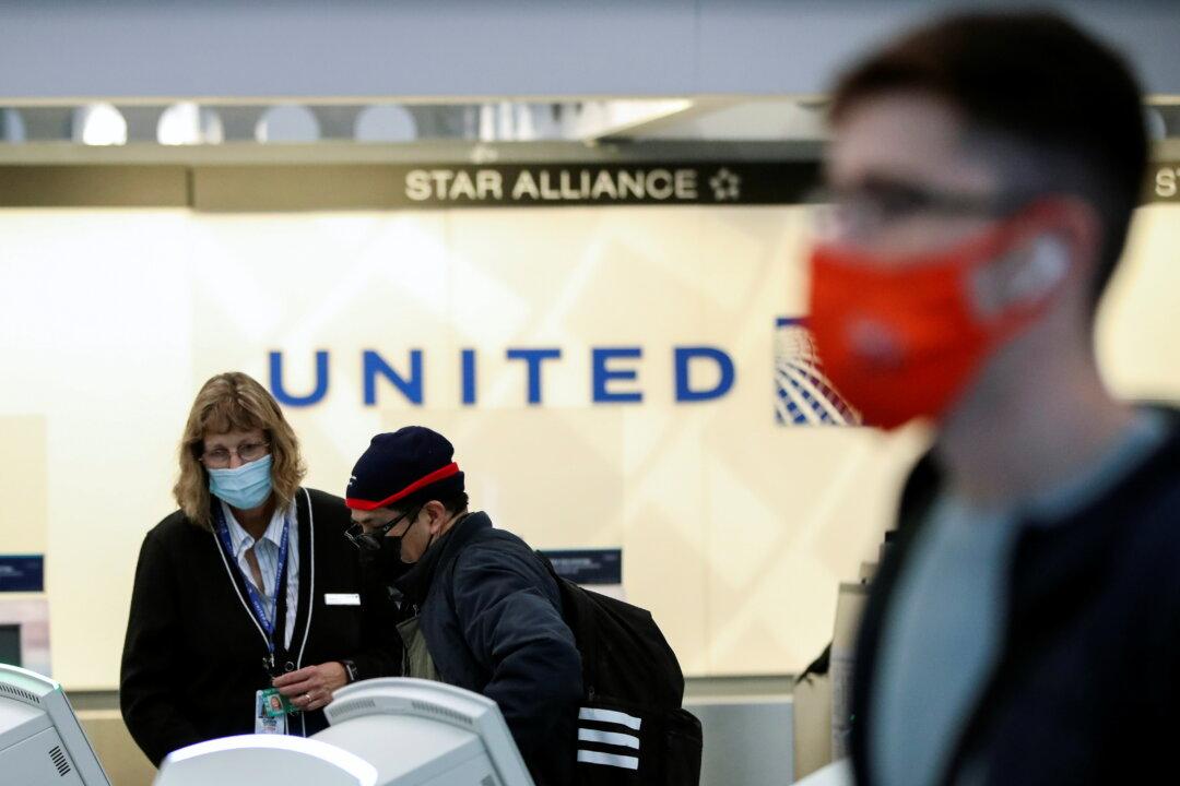 United Airlines Staff With Vaccine Exemptions Told They'll Be Placed on Unpaid Leave