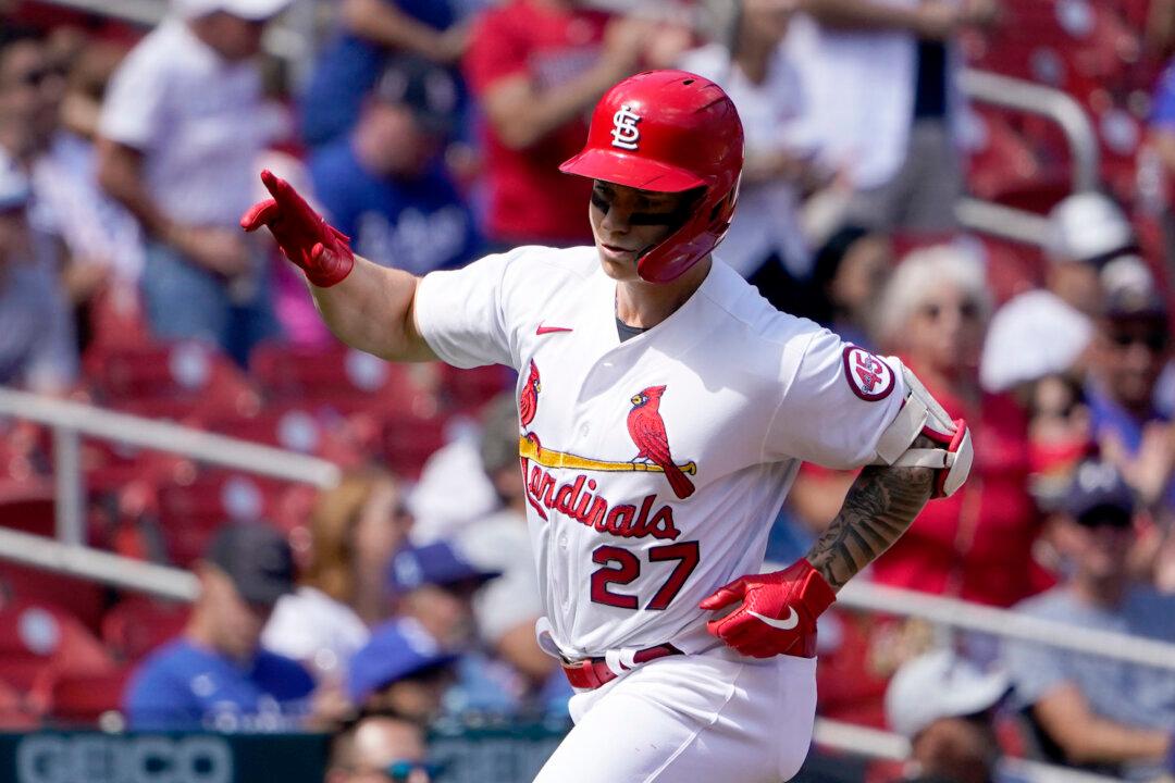 O'Neill Homers, Cardinals Win 2-1 Against Dodgers