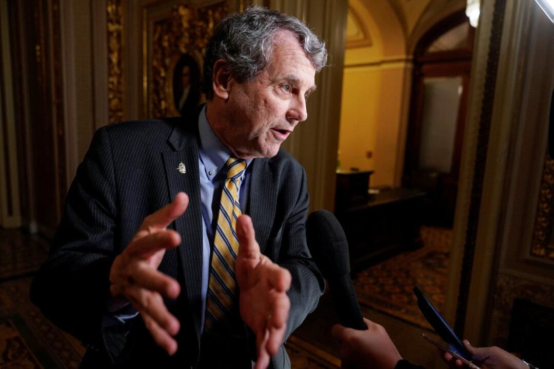 Senate Banking Chief Plans Bill to Address Fed Officials’ Stock Trades