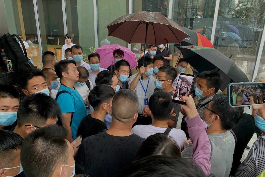 Heavily Indebted Chinese Developer Sees Investors Crowd Headquarters in Protest