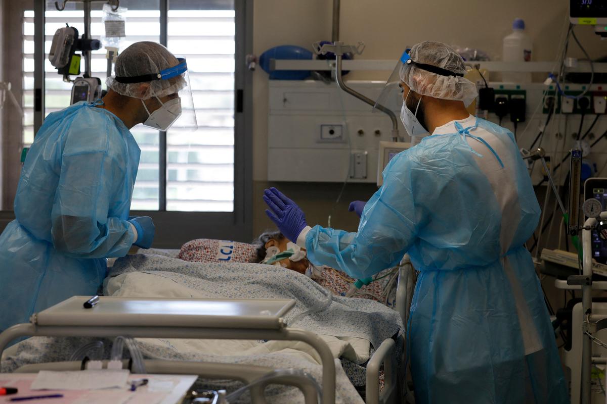 Israel Sees Record-High Daily Infections, Hints at Fourth Vaccine Dose