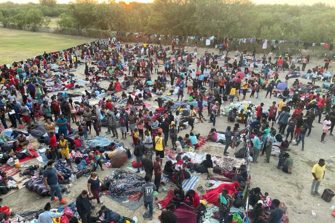 Thousands of Illegal Immigrants Amass Under Bridge in Texas