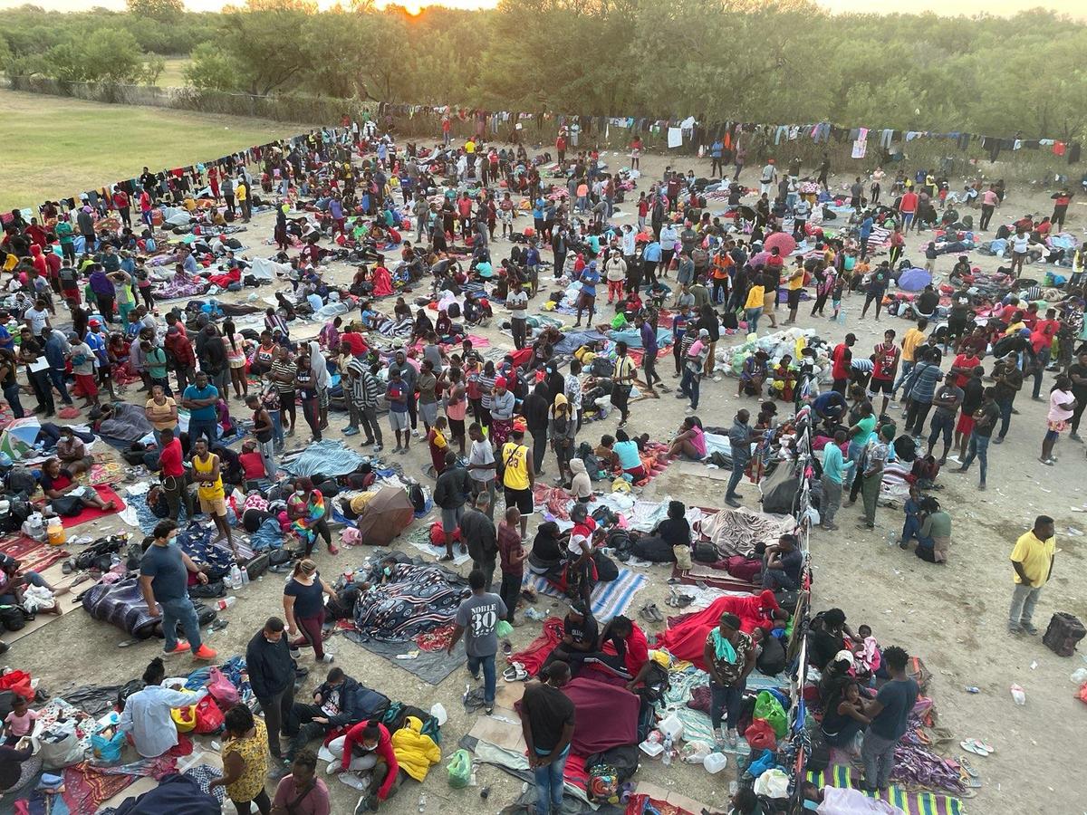 Thousands of Illegal Immigrants Amass Under Bridge in Texas