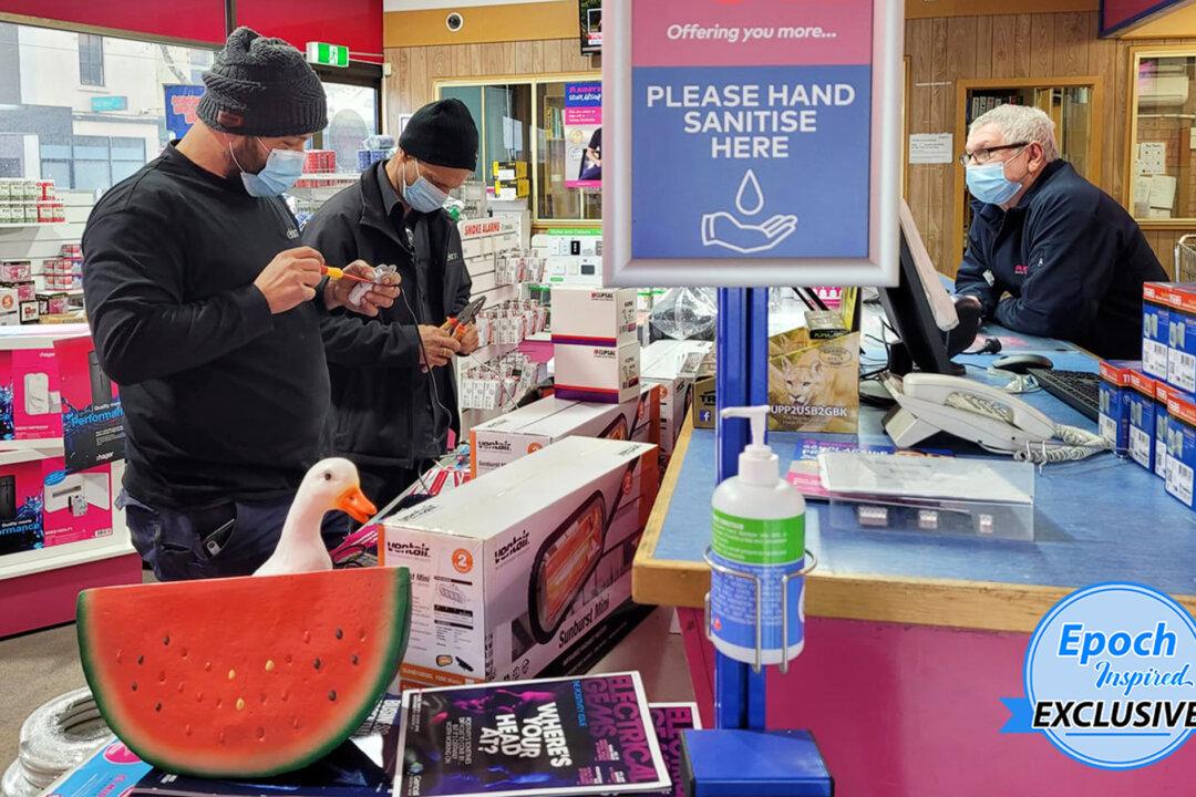 Distressed Mom Receives Help From 2 Incredible Electricians After Toddler’s Night Light Breaks