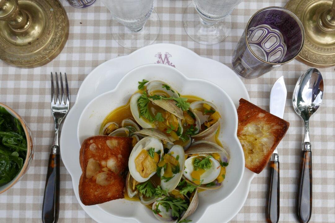 Clams in Saffron–White Wine Sauce With Garlic Bread