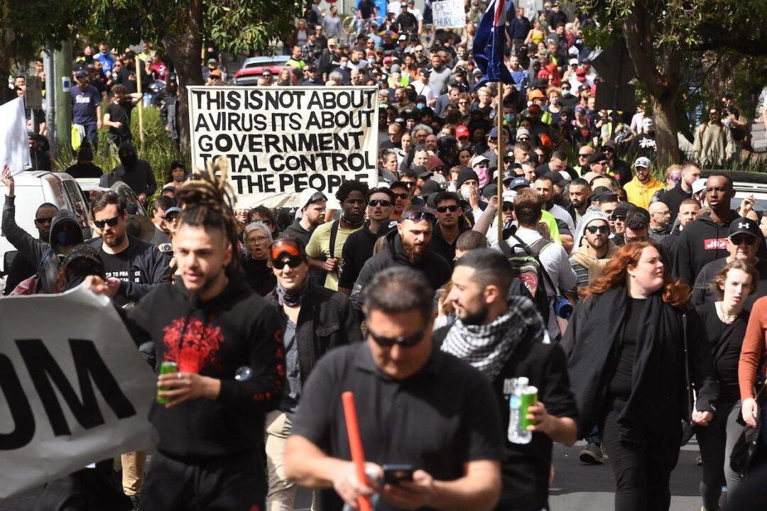 Australians in Major Cities Resist Government Lockdowns, Vaccine Mandates