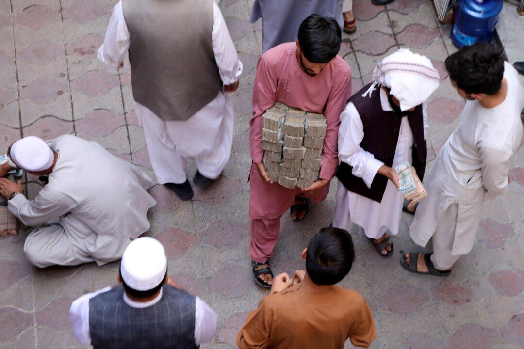 Afghan Central Bank Drained Dollar Stockpile Before Taliban Takeover: Report