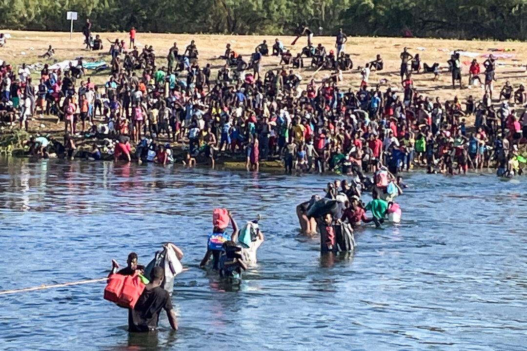 Mexican Authorities Begin Transporting Haitians From US Border