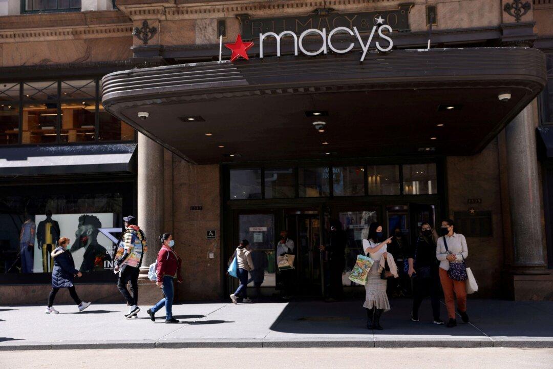 Macy’s to Hire 76,000 Workers for Holiday Shopping Season