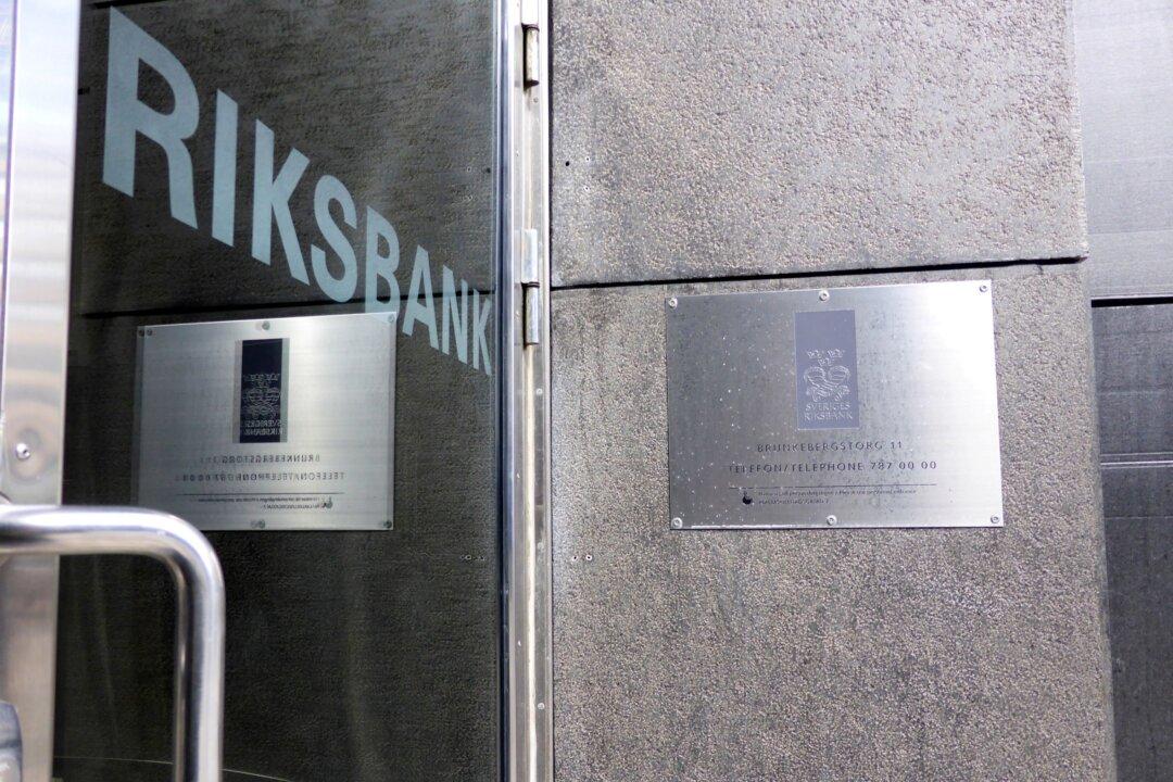 Swedish Riksbank Holds Course, No Rush to Exit Pandemic Policies