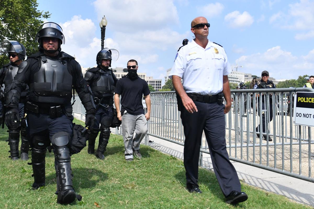 Federal Officer Arrested at ‘Justice for J6’ Rally Won’t Be Charged: Prosecutor