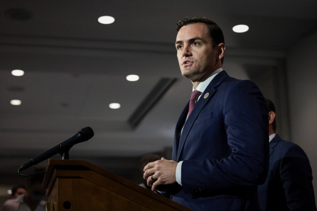 House Lawmakers Introduce Bipartisan Bill to Compel Retroactive FARA Registration