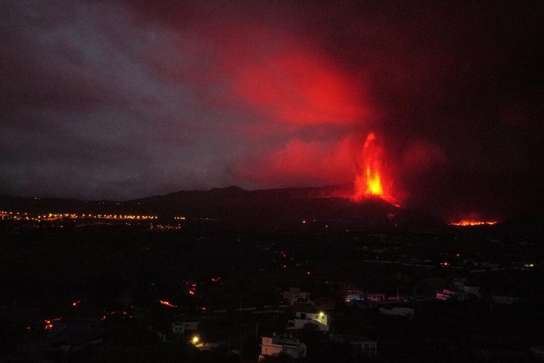 Lava, Smoke, and Ash Cover La Palma as Volcano Threatens Banana Crop