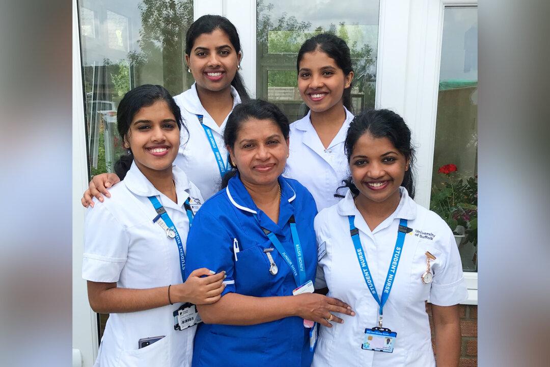 21-Year-Old Quadruplets in UK All Follow in Their Mother’s Footsteps by Becoming Nurses