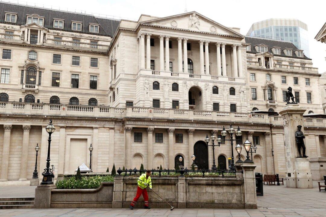 Bank of England Nudges up Inflation Outlook, Split Over QE Widens