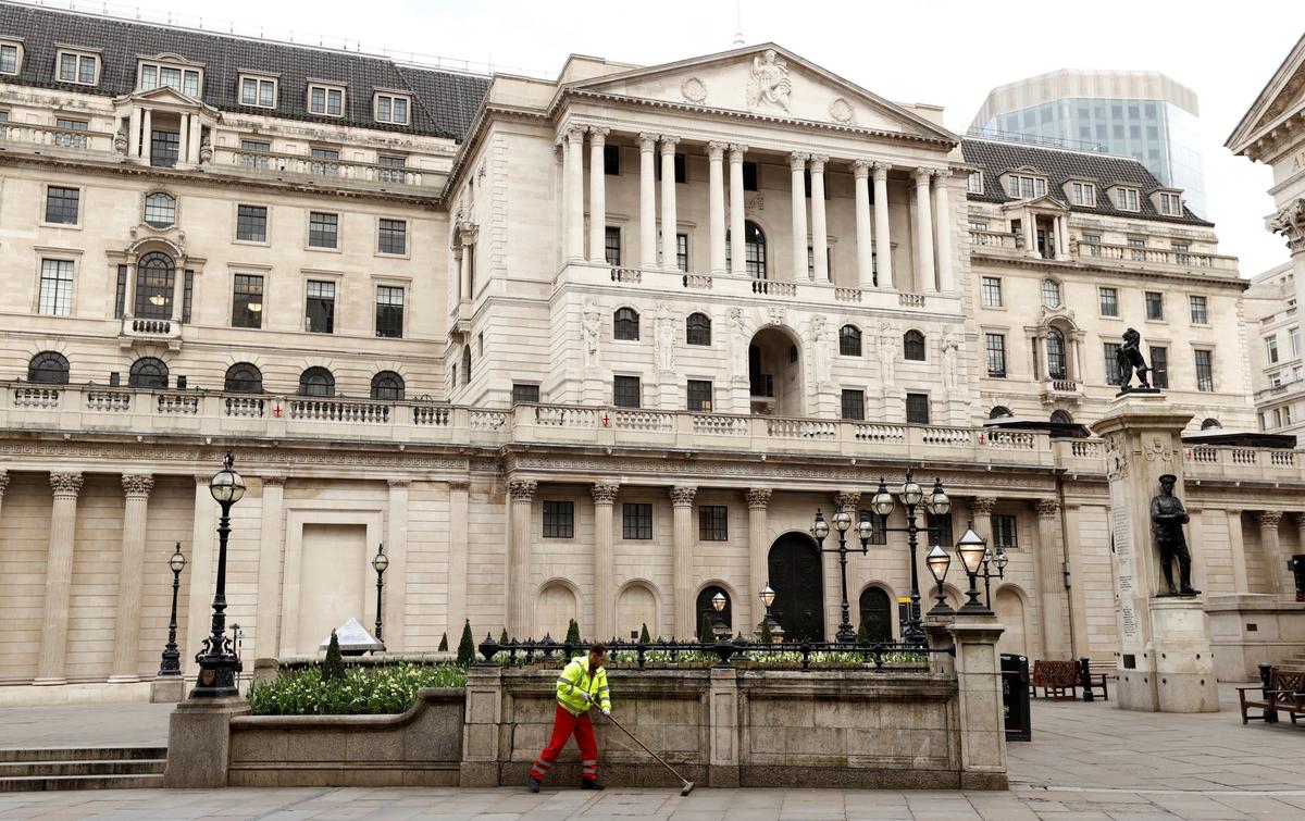 Bank of England Nudges up Inflation Outlook, Split Over QE Widens
