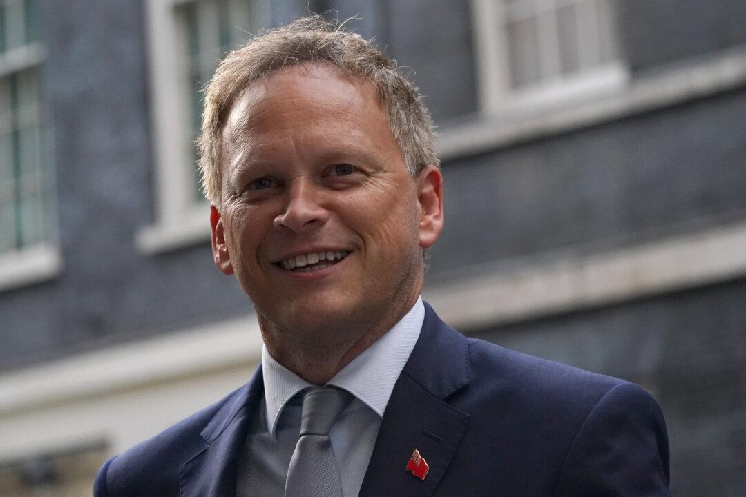 Shapps Defends Foreign HGV Driver Plan and Blames Haulage Group for Fuel Queues