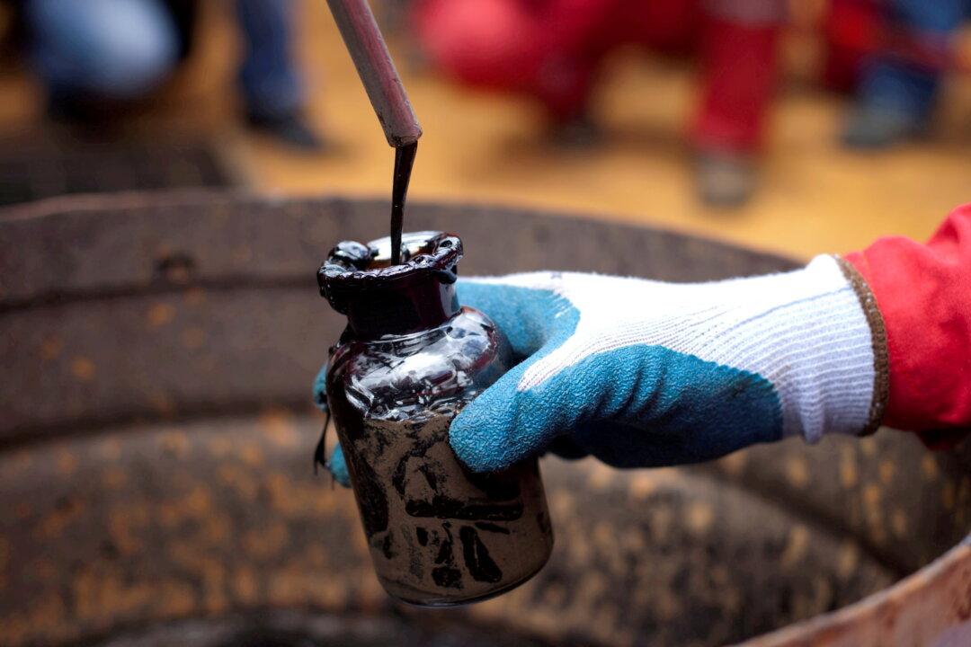 Oil Rises as Tight Market Looks to Russian-Western Diplomacy
