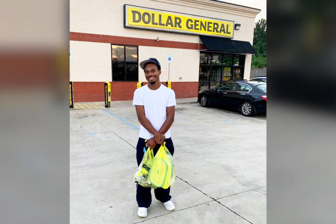 Memphis Man Sees Lady Struggling to Pay at Dollar General—so He Pays It Forward, Goes Viral