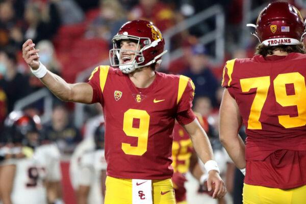 Kedon Slovis #9 of the USC Trojans calls out a play during the first quarter against the Oregon State Beavers at Los Angeles Memorial Coliseum in Los Angeles on Sept. 25, 2021. (Katelyn Mulcahy/Getty Images)