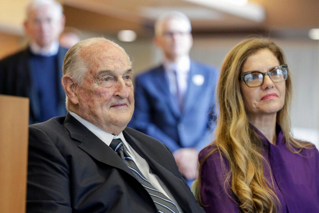 Nebraska Billionaire, Philanthropist Walter Scott Dies at 90