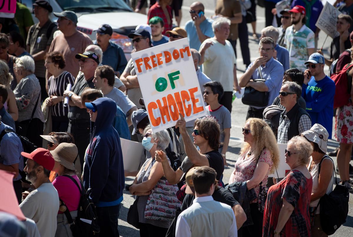 Canadians Increasingly Divided Over Vaccination Status, Poll Finds