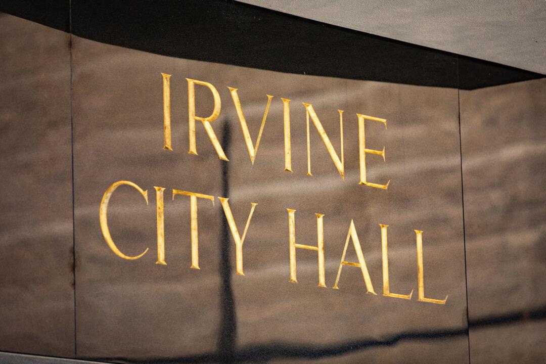 Irvine City Council Favors Expansion, Districting