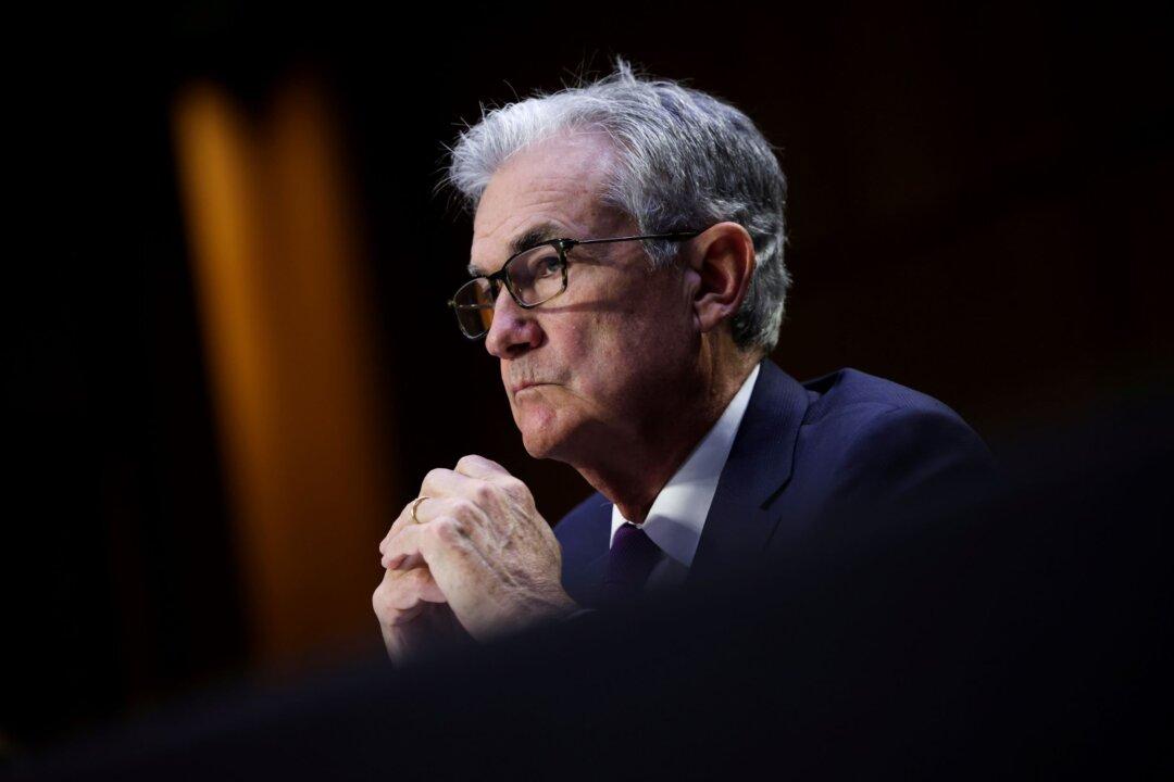 Fed’s Powell Faces Heated Questions on Trading and Regulation