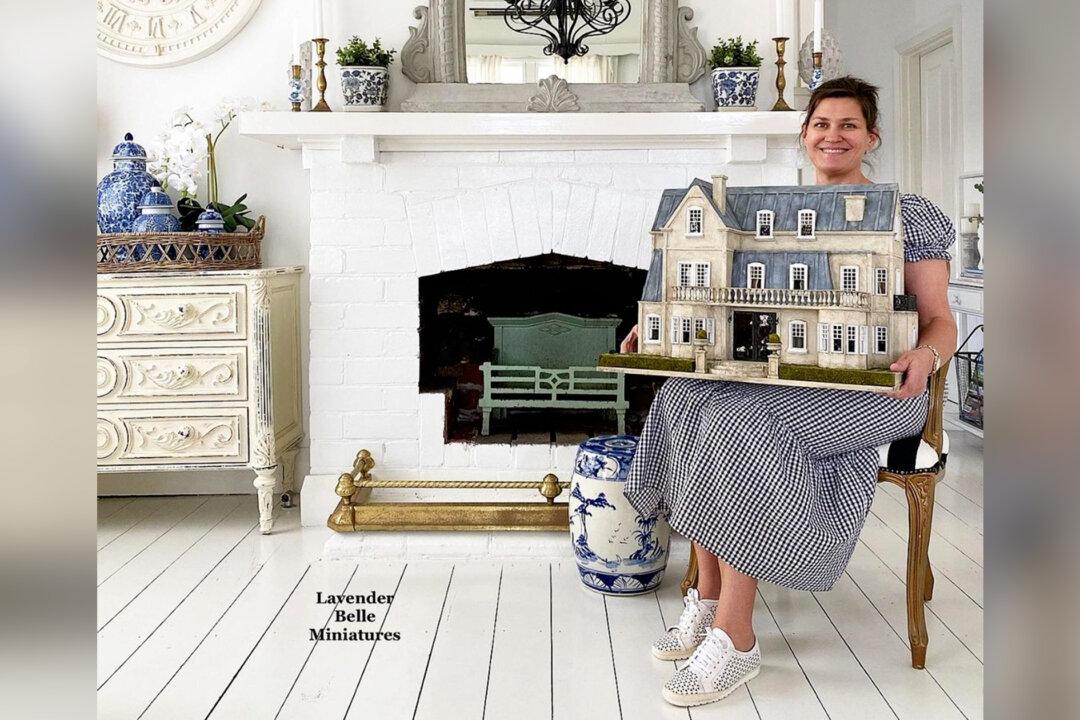 Miniature Artist Handcrafts Incredibly Sophisticated Dollhouses in Mind-Blowing 1:24 Ratio