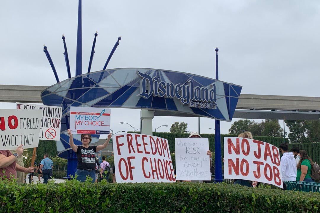 Californians Protest Against Vaccine Mandate in Front of Disneyland