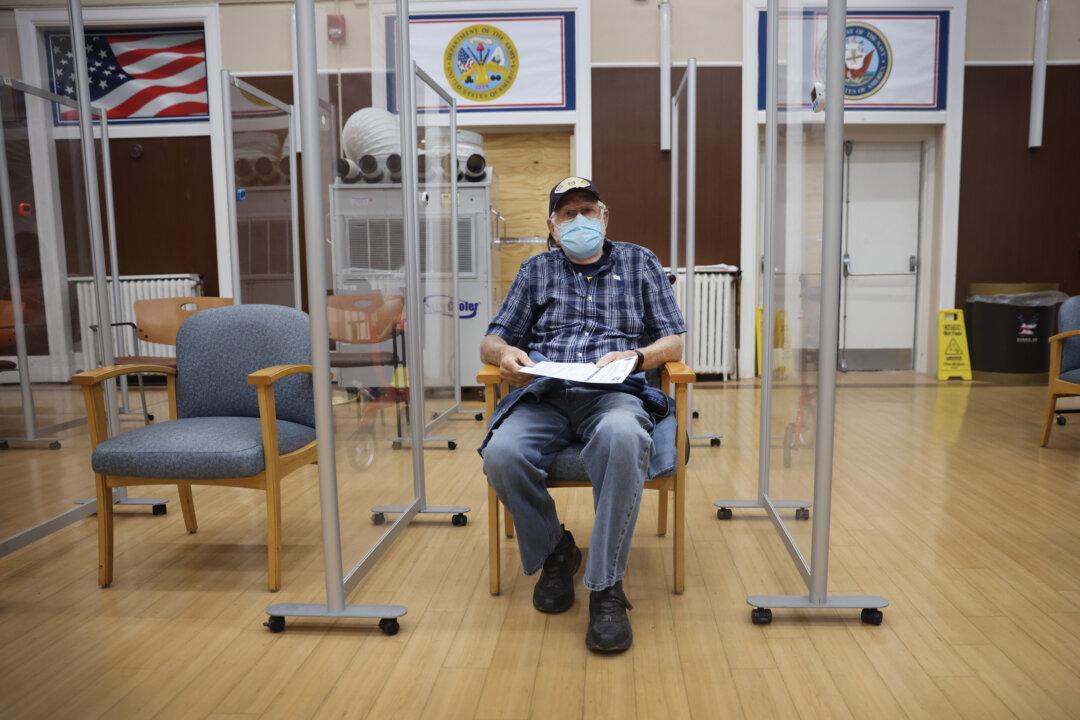 Poll: Vaccinated Older Americans Vastly More Worried About COVID-19 Than Unvaccinated